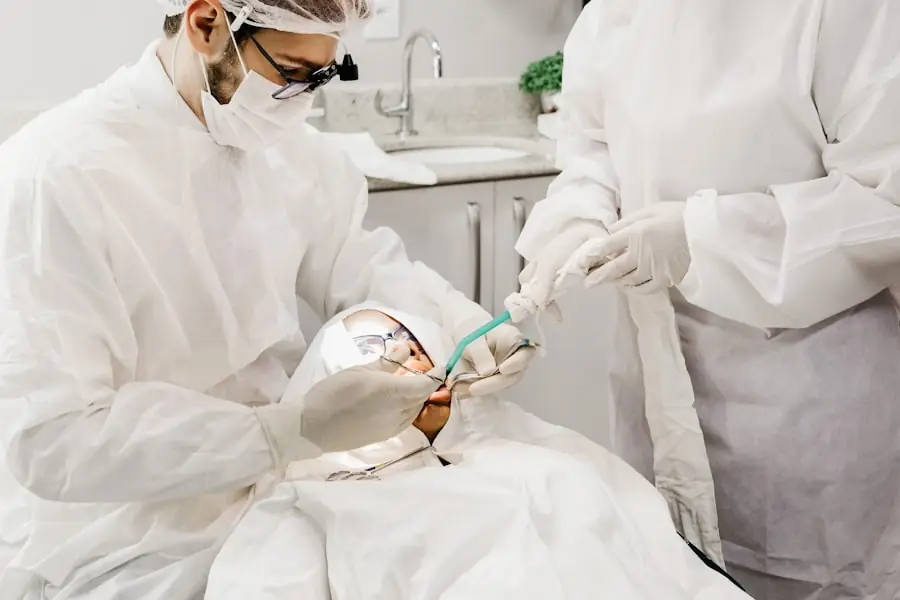 Paciente siendo atendido por dentista
