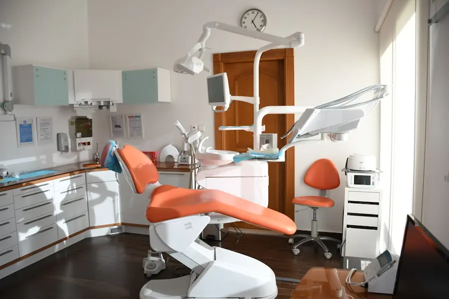 Dentista trabajando en tratamiento