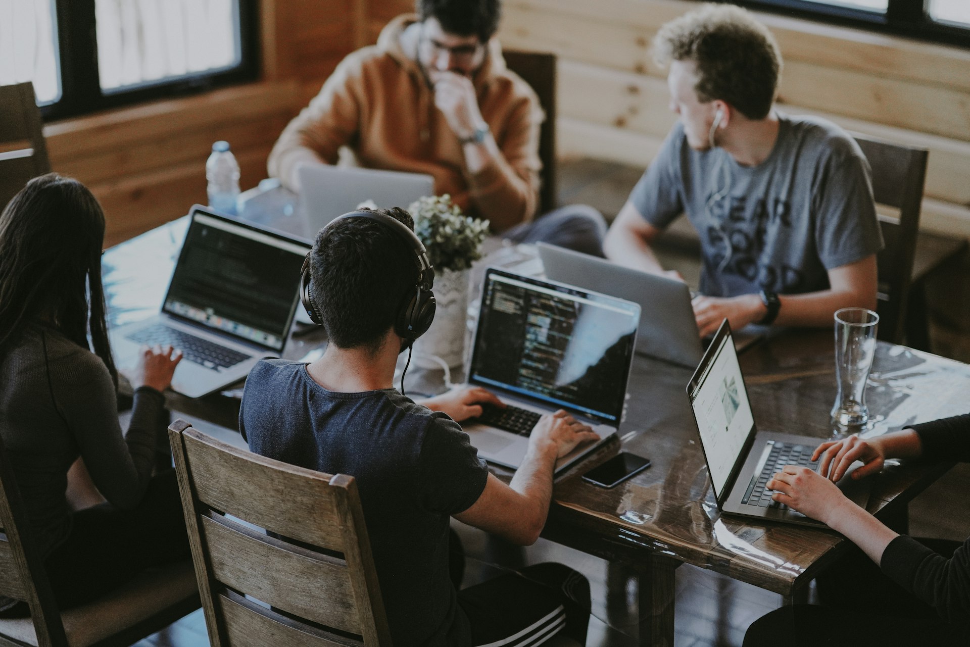 Equipo de desarrollo AdkinIQ en entorno de trabajo